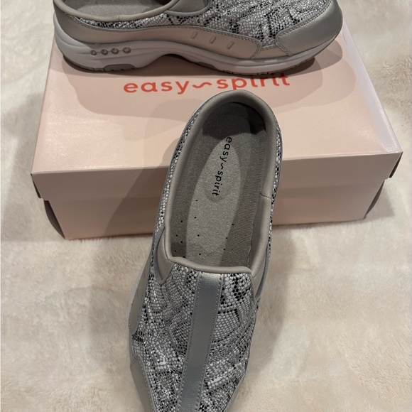 New in Box Easy Spirit Women's Silver and Black Slip-On Shoes Size 9 - Picture 3 of 8